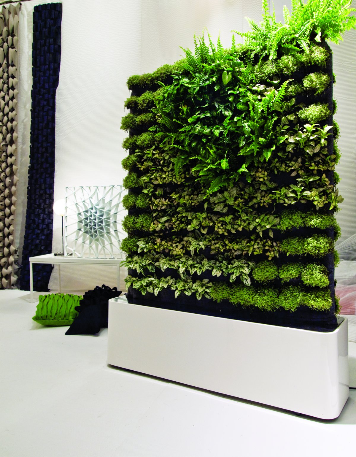 Green Walls: 13 Best Ways to Bring the Outside Into Your Home  HomeDesignBoard