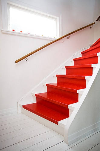 en sælger daytime orm Pop of Red Staircase | HomeDesignBoard